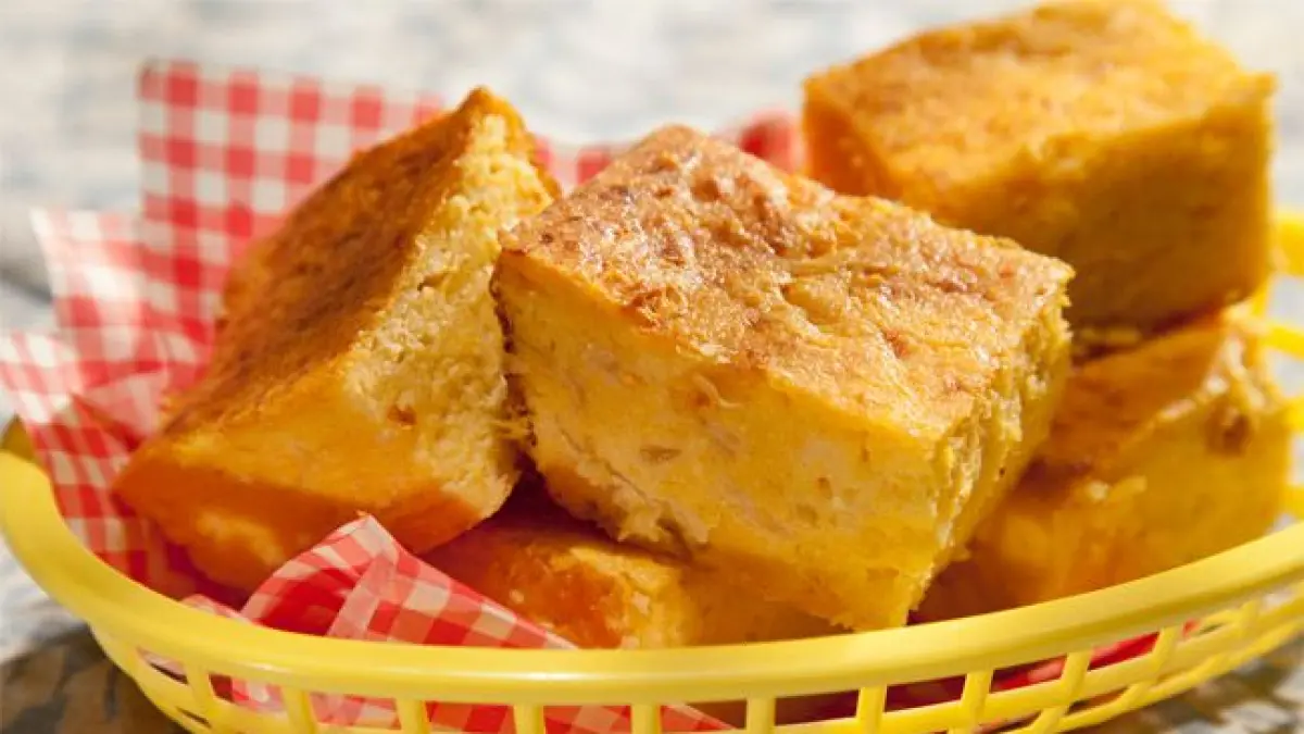 Sopa Paraguaya khas Paraguay yang terkenal dengan tekstur lembut, keju melimpah, dan rasa gurih. 