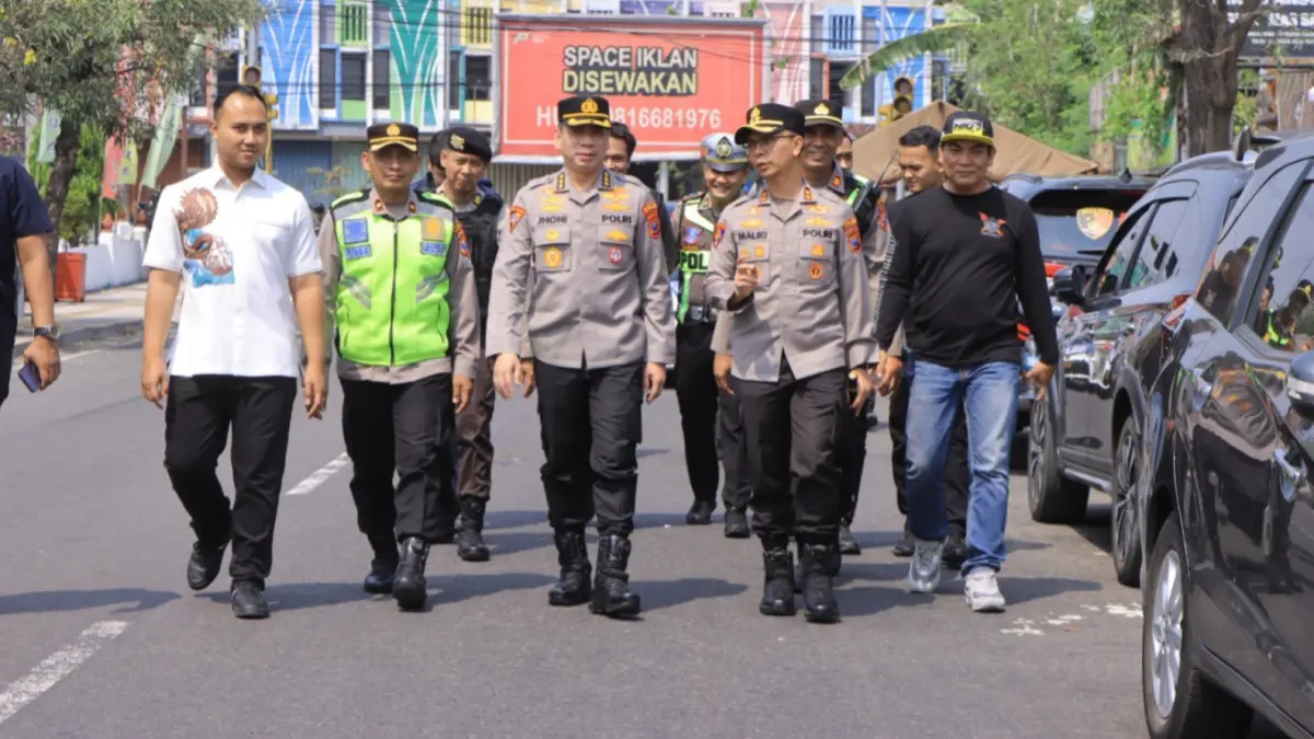 TINJAU: Kapolres Madiun AKBP Ridwan Maliki bersama Karoops Polda Jatim mengecek pengamanan Pengesahan Warga Baru IKS PI Kera Sakti.