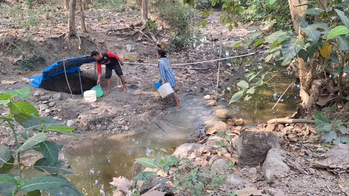 BERTAHAN SAAT KEMARAU: Warga Desa Kiyonten mengambil air dari belik di dasar sungai yang mengering untuk memenuhi kebutuhan sehari-hari akibat krisis air bersih.