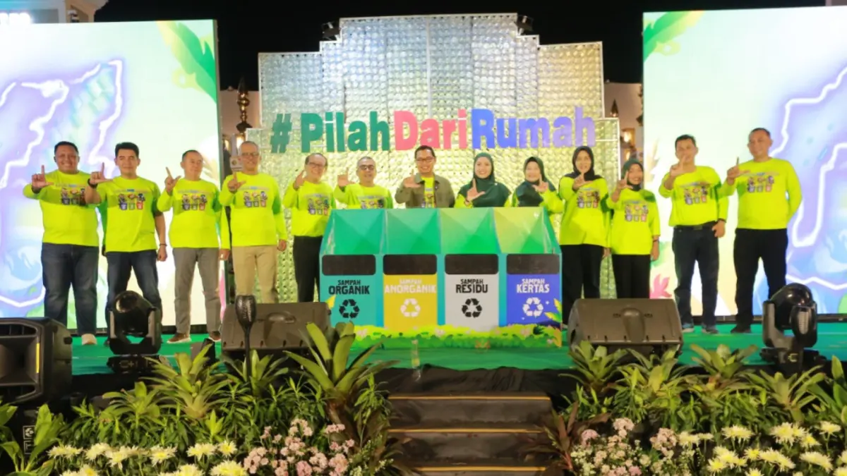 GERAKAN BERSAMA: Plt Wali Kota Madiun F. Bagus Panuntun meluncurkan gerakan pilah sampah dari rumah sekaligus menyerahkan bantuan Rp 10 juta untuk setiap RT. BAGAS BIMANTARA/RADAR MADIUN