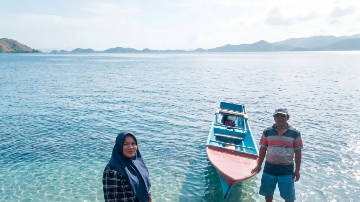 JEMPUT NASABAH: Mantri BRI Asti Alimin menempuh perjalanan darat dan laut untuk menghadirkan layanan perbankan bagi masyarakat di Pulau Kelang, Maluku.