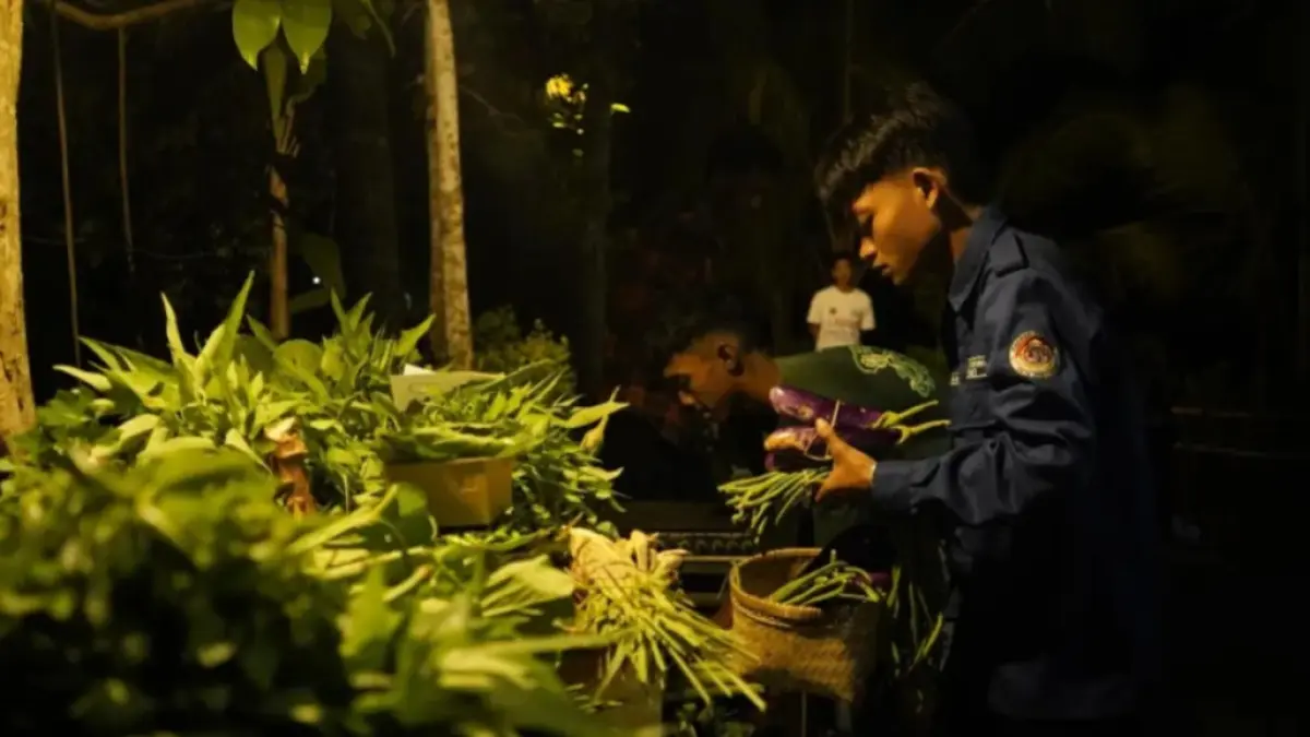 KAMPUNG PERCONTOHAN: Bupati Pacitan Indrata Nur Bayuaji meninjau pengembangan Kampung Pangan Lestari di Dusun Nitikan yang akan menjadi model bagi desa lain. FOTO: PROKOPIM