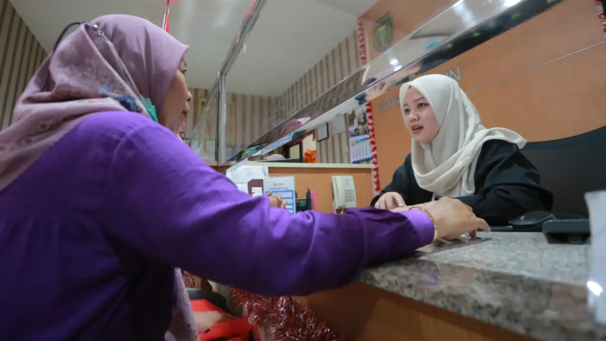 OPTIMALISASI PAD: Petugas Bapenda Kota Madiun melayani pembayaran pajak sekaligus memperbarui data wajib pajak untuk mengoptimalkan pendapatan daerah. BAGAS BIMANTARA/RADAR MADIUN