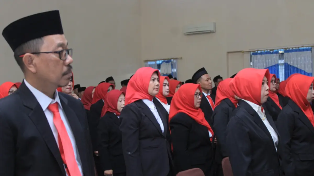 PENGAMBILAN SUMPAH: Sebanyak 128 kepala sekolah TK, SD, dan SMP resmi dilantik Pemkab Magetan. AJI PUTRA/RADAR MAGETAN