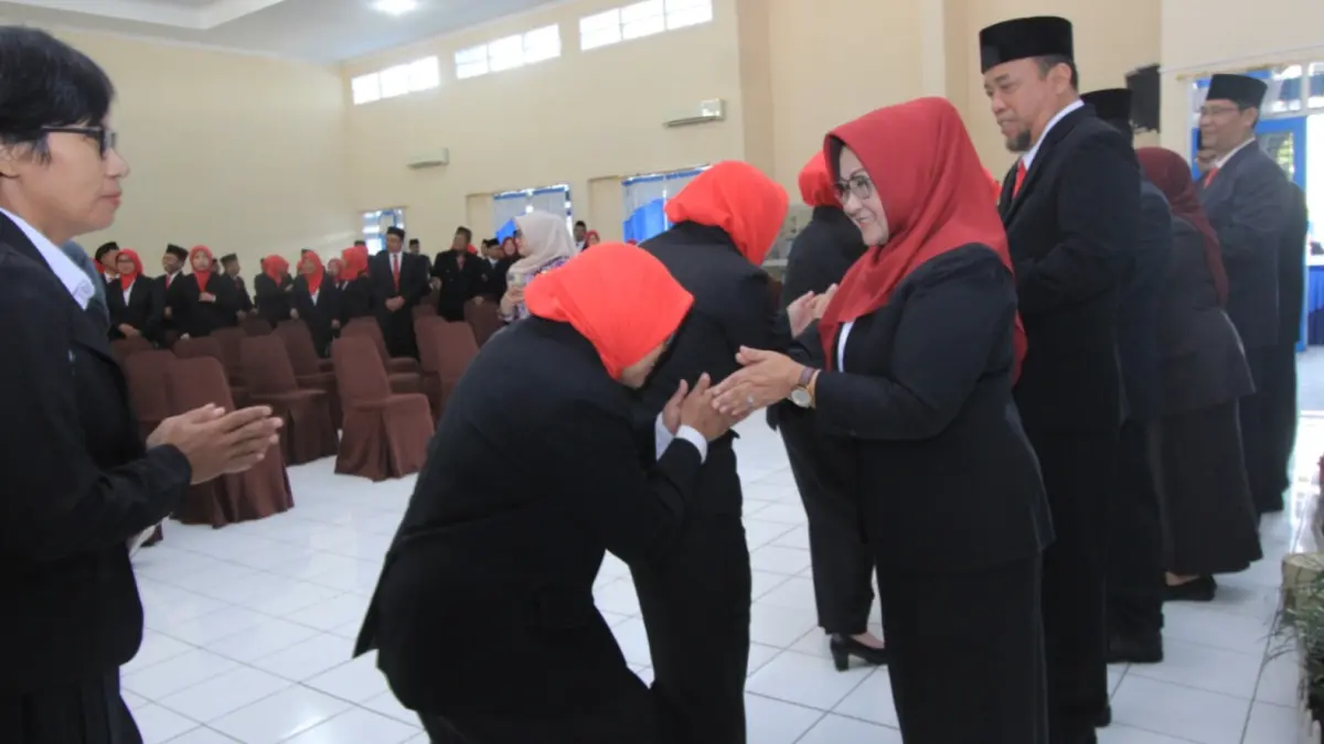 PESAN KHUSUS: Bupati Magetan Nanik Endang Rusminiarti memberi ucapan selamat kepada 128 kepala sekolah sekaligus meminta mereka menjadi pelopor pengelolaan sampah di sekolah. AJI PUTRA/RADAR MAGETAN
