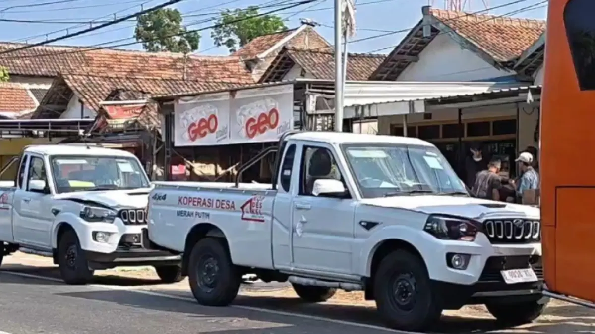 RINGSEK: Dua pikap operasional KDKMP mengalami kerusakan setelah terlibat kecelakaan beruntun dengan bus pariwisata di simpang Gandu Kepuh, Sukorejo.