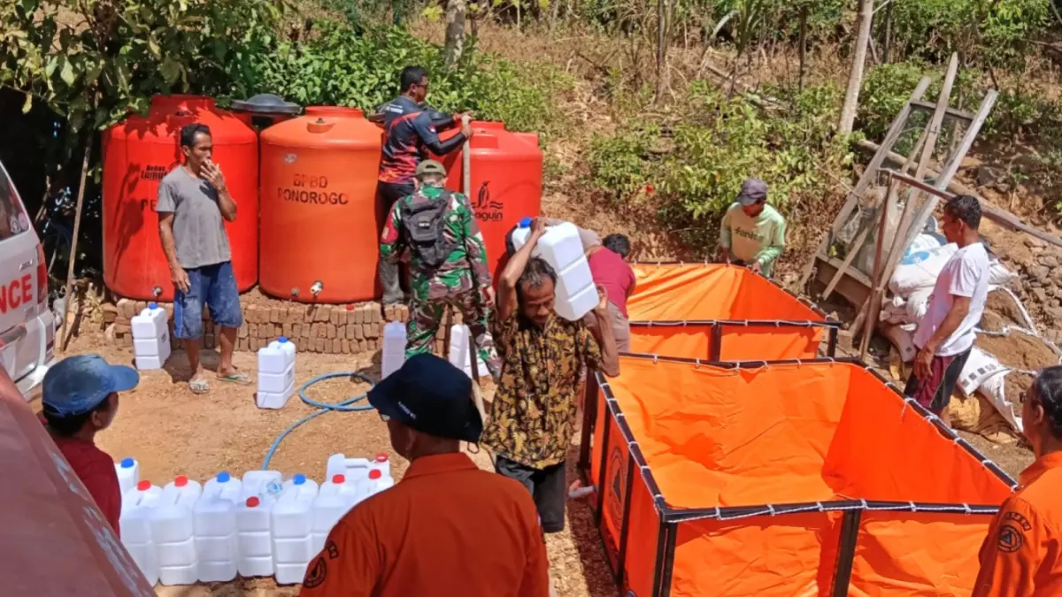 BANTUAN AIR: BPBD Ponorogo mendistribusikan air bersih ke Dusun Bungur, Desa Munggu, Bungkal untuk memenuhi kebutuhan warga yang terdampak kekeringan.