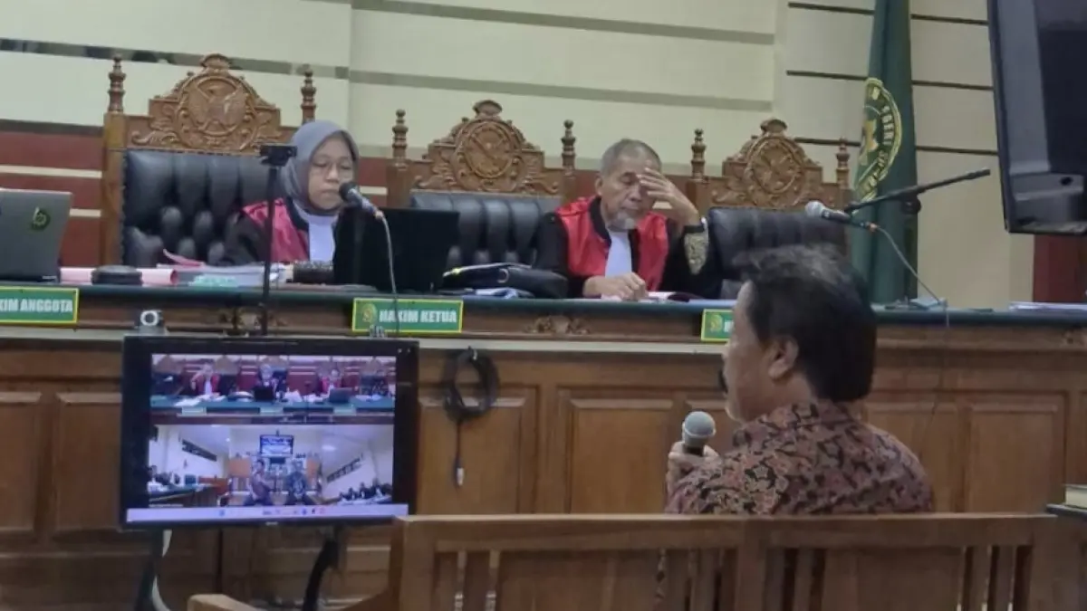 LANJUT SIDANG: Sidang dugaan korupsi penambangan tanah kas Desa Jenangan kembali diwarnai perbedaan keterangan saksi.