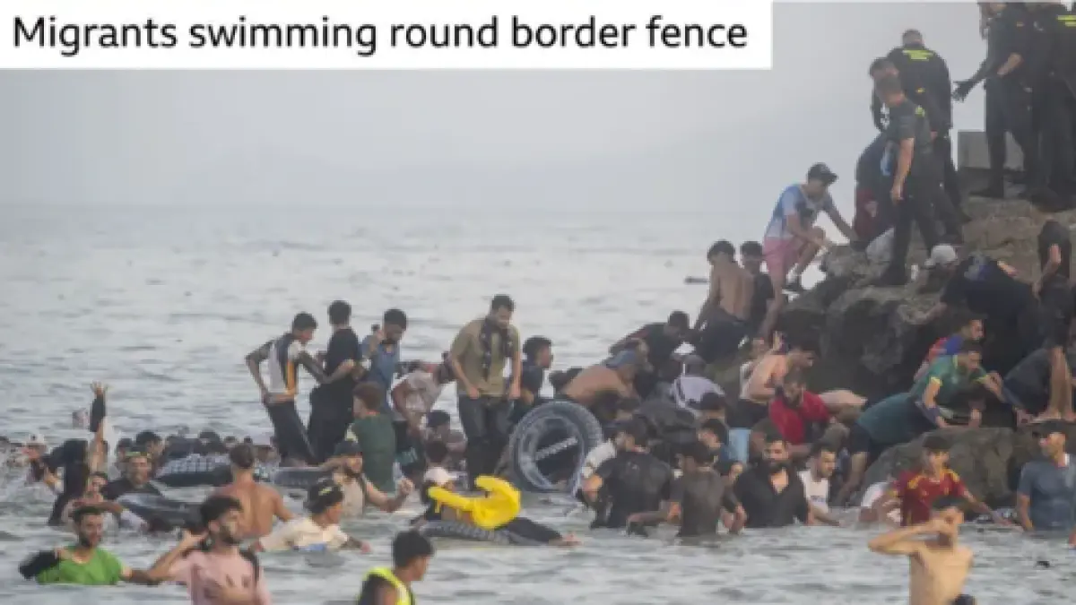 Para migran berenang menuju pesisir Ceuta sambil menghindari pagar perbatasan yang memisahkan wilayah Spanyol dengan Maroko. (BBC)