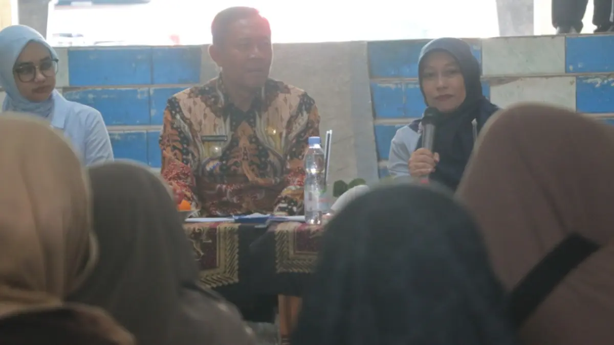 PENDAMPINGAN: Wakil Bupati Ngawi bersama DPPTK dan tim Datun Kejari berdialog dengan pedagang sebagai bagian dari pengawalan revitalisasi Pasar Beran.