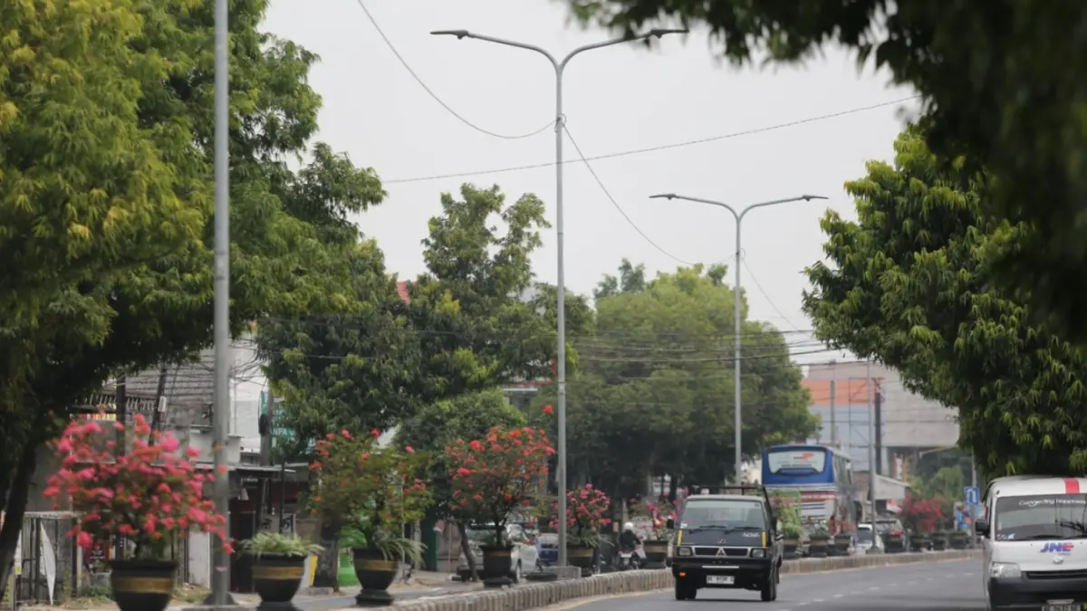 PENDAMPINGAN: Wakil Bupati Ngawi bersama DPPTK dan tim Datun Kejari berdialog dengan pedagang sebagai bagian dari pengawalan revitalisasi Pasar Beran. BAGAS BIMANTARA/RADAR MADIUN