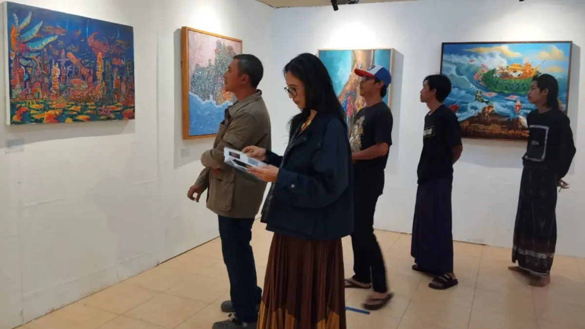 SENI: Salah satu karya dalam Pancer Art Exhibition #3. Sejumlah pengunjung sedang mengamati lukisan yang dipamerkan.  NUR CAHYONO/RADAR PACITAN  