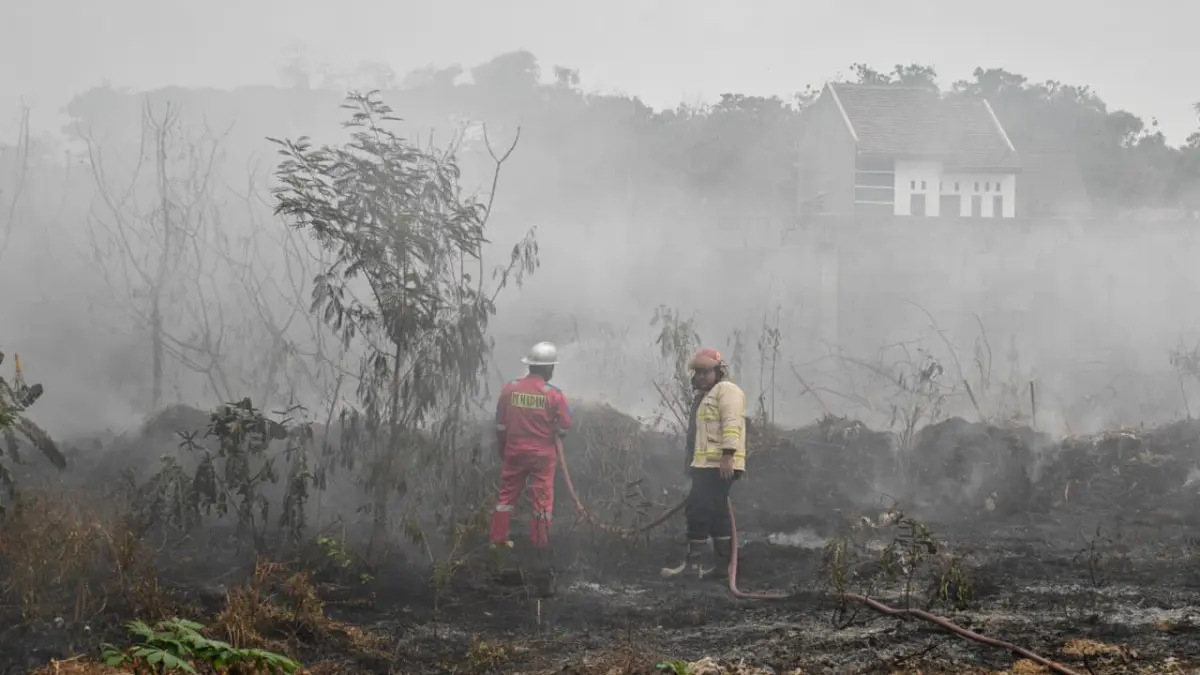 ASAP PEKAT: Petugas Damkar memadamkan kebakaran lahan di kawasan Ring Road Kota Madiun saat musim kemarau mulai memicu peningkatan risiko karhutla.