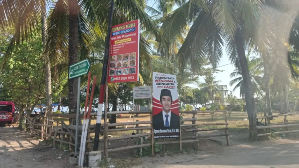 Baliho bakal calon kepala desa mulai bermunculan di wilayah Pringkuku meski tahapan kampanye Pilkades Serentak 2026 baru dijadwalkan berlangsung pada 2–4 November. FOTO: NUR CAHYONO/JAWA POS RADAR PACITAN