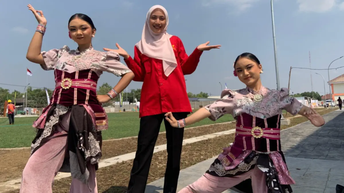 BERBAKAT: Atika Pratiwi Mulyaningsih dan Azkya Valla Ayyasy didampingi guru pembimbing Diana Onar Frantiwi. FOTO: LODITYA FERNANDEZ/RADAR CARUBAN