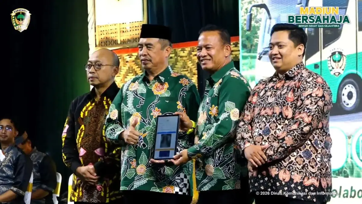 Bupati Madiun Hari Wuryanto dan Wabup dr Purnomo Hadi terkesan dengan inovasi TibiSmart dari Tim Pengabdian UNS Kampus Madiun.