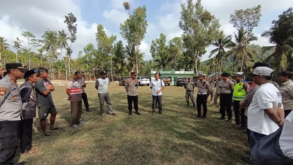 CEK LOKASI: Kabag Ops Polres Pacitan Kompol Sukinto Herman Setya Atmaja meninjau lokasi pengajian Gus Iqdam jelang pelaksanaan kegiatan.