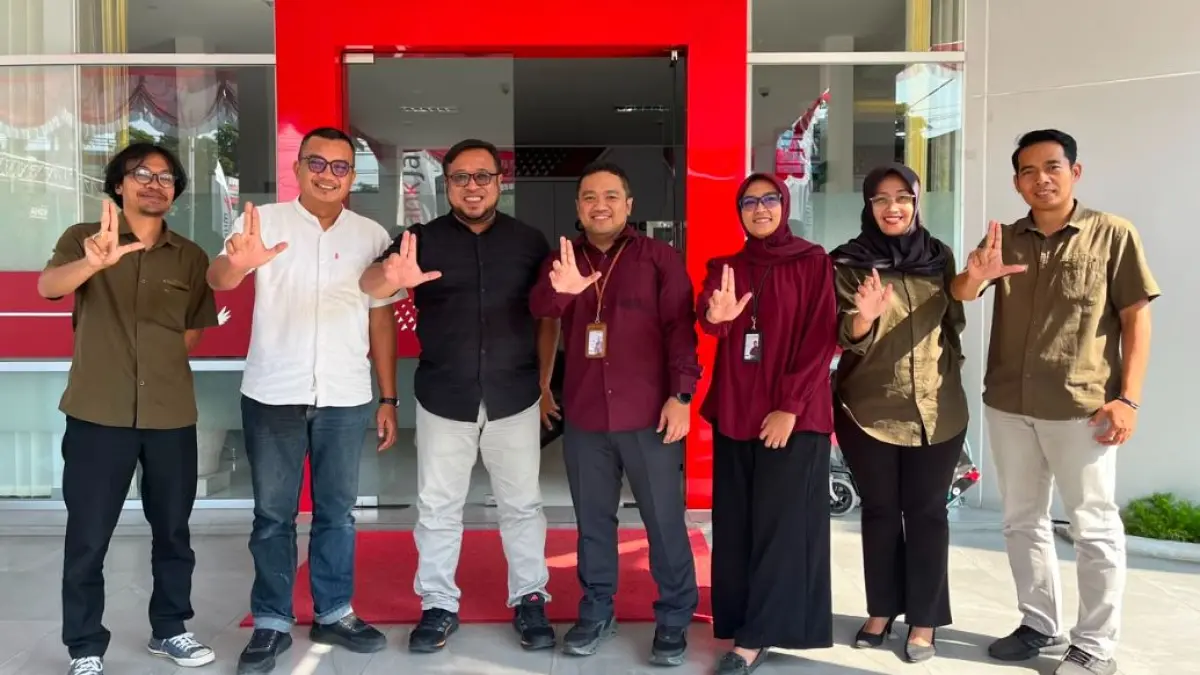 Direktur Jawa Pos Radar Madiun Ockta Prana Lagawira (tiga dari kiri) saat berdiskusi hangat bersama Wakil Pimpinan Bank Jatim Cabang Caruban Arif Sulthoni (empat dari kiri).
