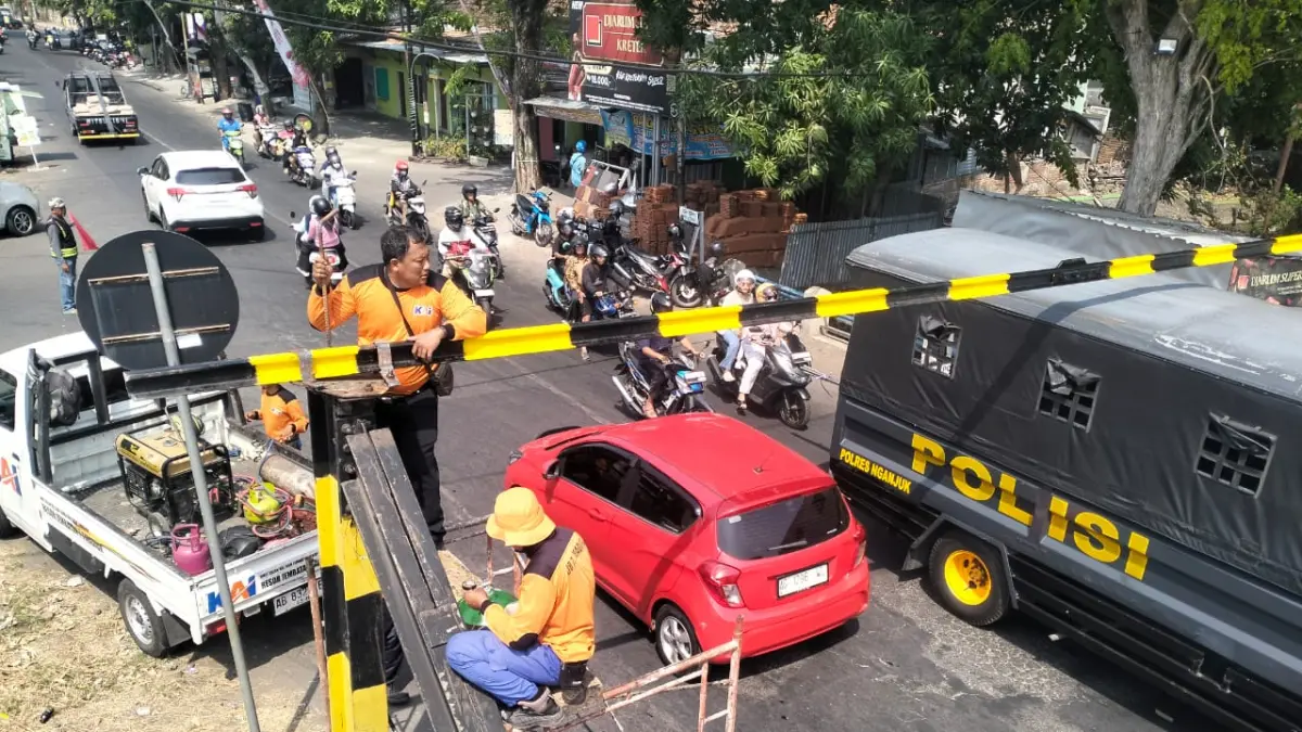 JAGA KESELAMATAN: KAI Daop 7 Madiun mengingatkan pengemudi kendaraan berdimensi besar mematuhi batas ketinggian saat melintas di bawah jembatan kereta api.