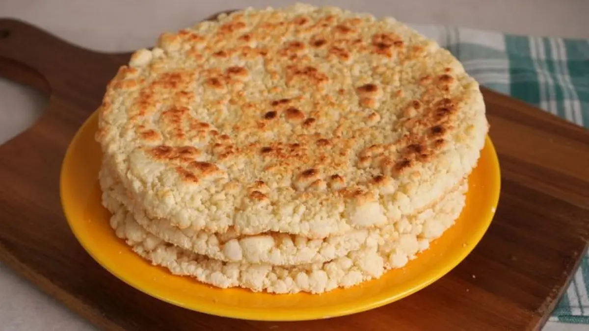 Mbejú adalah roti keju pipih bebas gluten khas Paraguay berbahan dasar tepung singkong dan keju.
