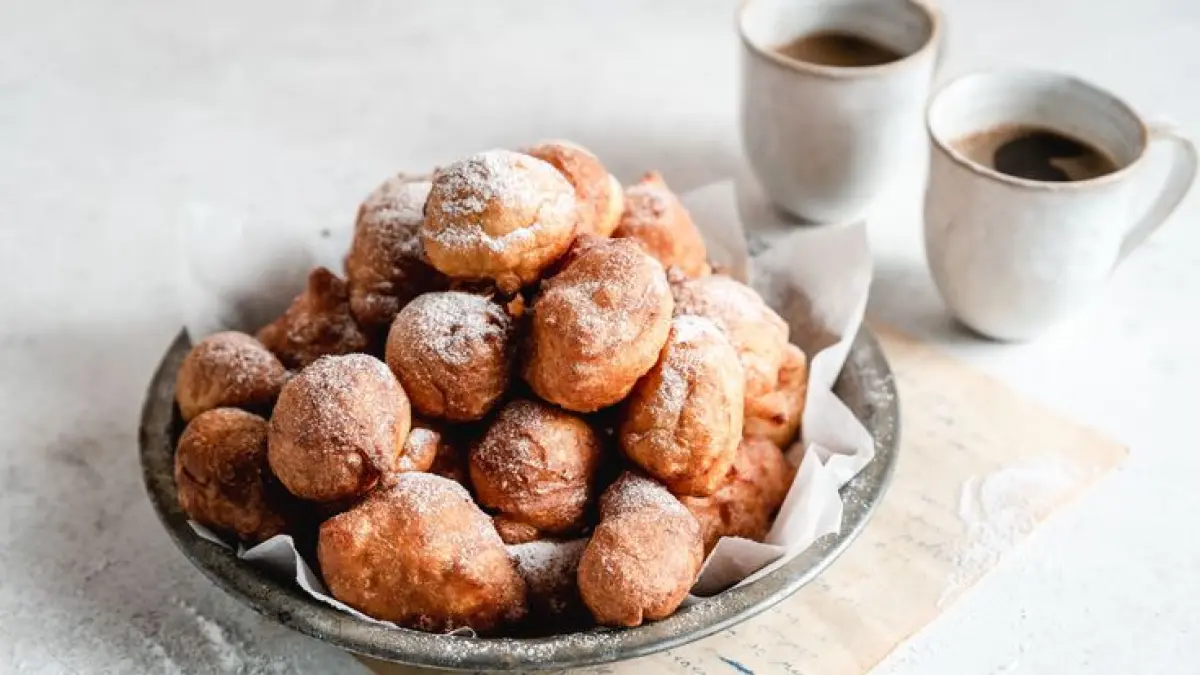 Oliebollen adalah donat tradisional Belanda yang identik dengan tahun baru. 
