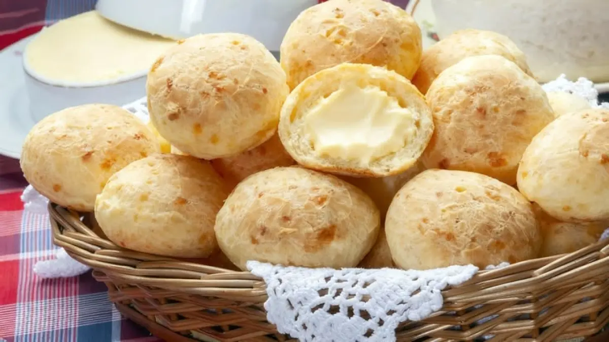 Pão de Queijo adalah roti keju khas Brasil berbahan tepung tapioka, keju, dan telur. 