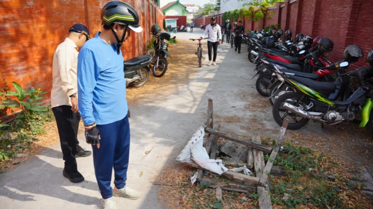 Plt Wali Kota Madiun F Bagus Panuntun meninjau kondisi jalan koridor yang terhubung dengan SMPN 13 Madiun. FOTO: DISKOMINFO KOTA MADIUN