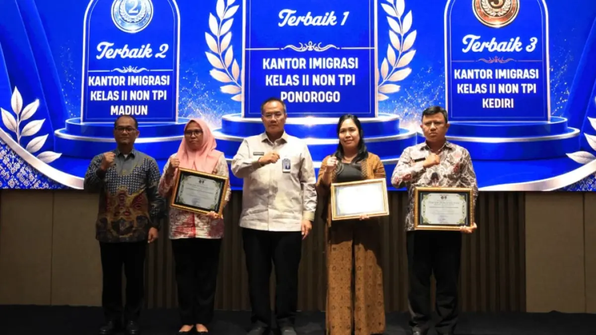 PRESTISIUS: Kantor Imigrasi Ponorogo menerima enam penghargaan dari Kanwil Ditjenim Jatim dalam kegiatan Analisis dan Evaluasi Capaian Kinerja Semester I Tahun 2026.