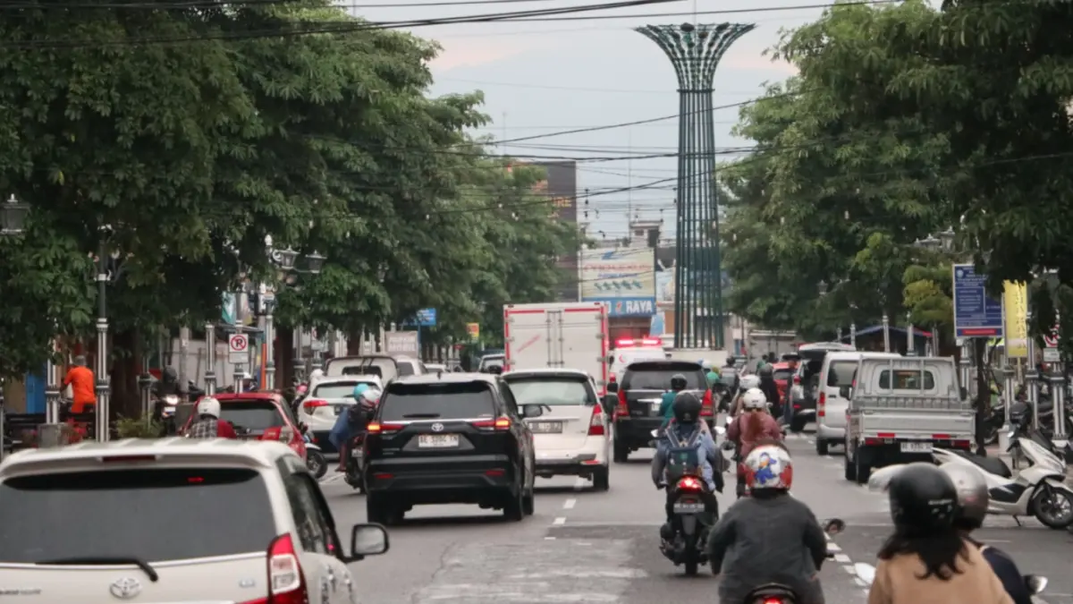 PUSAT EKONOMI: Pelaku usaha kuliner di kawasan Jalan Lingkar Delapan Ponorogo bersiap menyambut pengunjung dengan promo diskon hingga 53 persen selama perayaan Hari Jadi Kabupaten Ponorogo ke-530. FOTO: SUGENG DWI N./JAWA POS RADAR PONOROGO