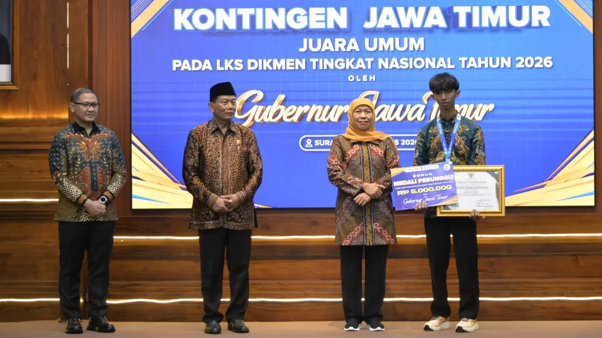 Saputra Pramahkota Hati, bersama Gubernur Jawa Timur Kofifah Indar Parawansa saat penerimaan Kontingen Jawa Timur di Surabaya dari Lomba Kompetensi Siswa (LKS) Pendidikan Menengah (Dikmen) Tingkat Nasional Tahun 2026.&nbsp;(HUMAS SMK PGRI 1 NGAWI)