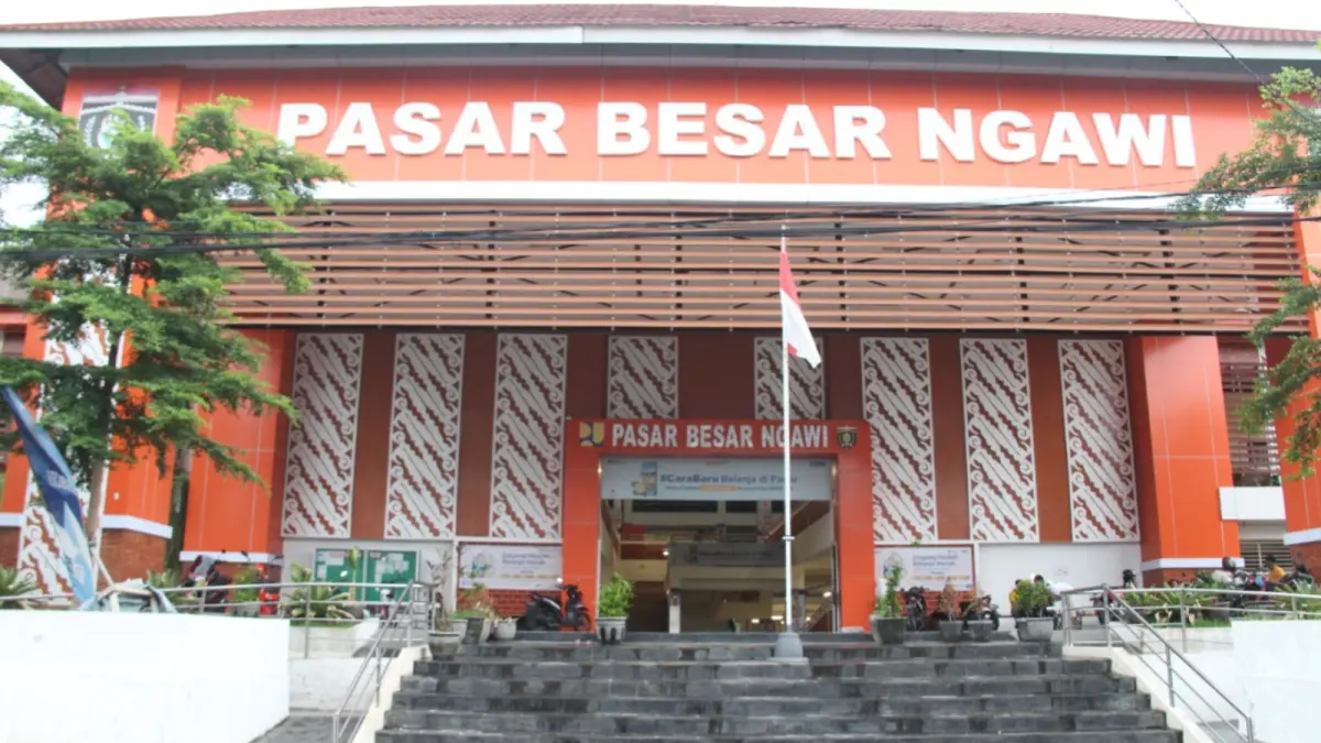 SUASANA PBN: Pedagang Pasar Besar Ngawi kini membayar retribusi secara non-tunai melalui transfer. FOTO: ASEP SYAEFUL BACHRI/JAWA POS RADAR NGAWI