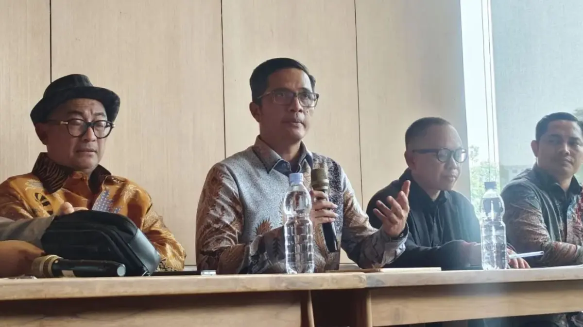 Anggota tim kuasa hukum Febrie Adriansyah, Febri Diansyah dalam konferensi pers, Selasa (4/8). (ANTARA)