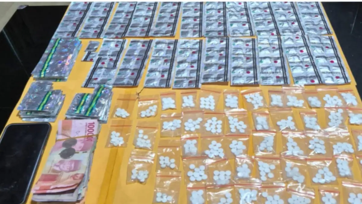 BARANG BUKTI: Satresnarkoba Polres Ngawi menunjukkan ratusan butir obat keras ilegal yang disita dari dua tersangka pengedar. Foto: Polres Ngawi untuk Jawa Pos Radar Ngawi