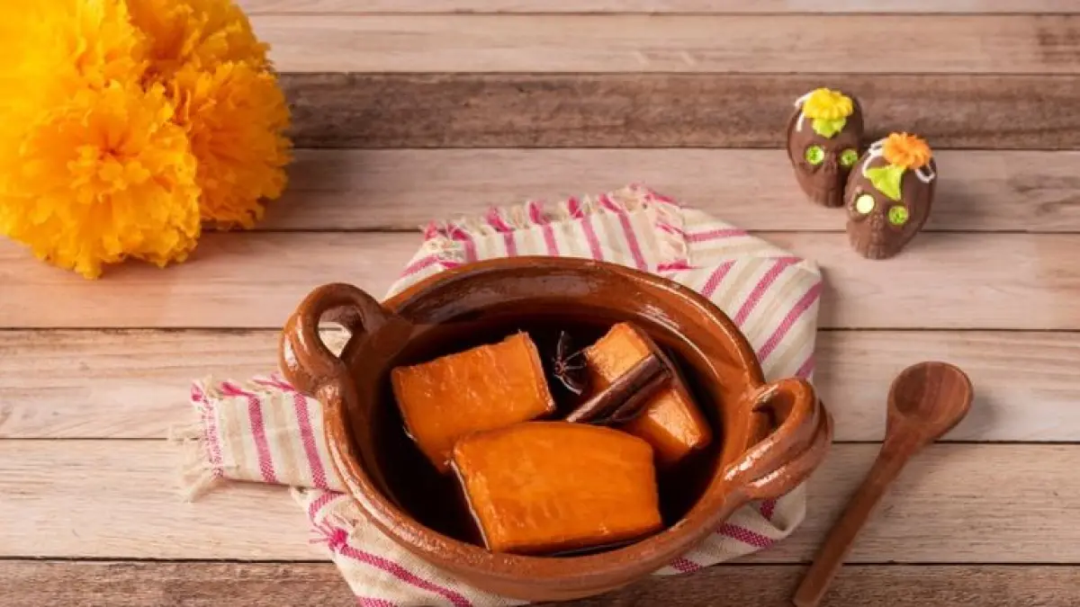 Camote en Dulce merupakan dessert tradisional Meksiko berbahan ubi jalar, piloncillo, dan rempah. 
