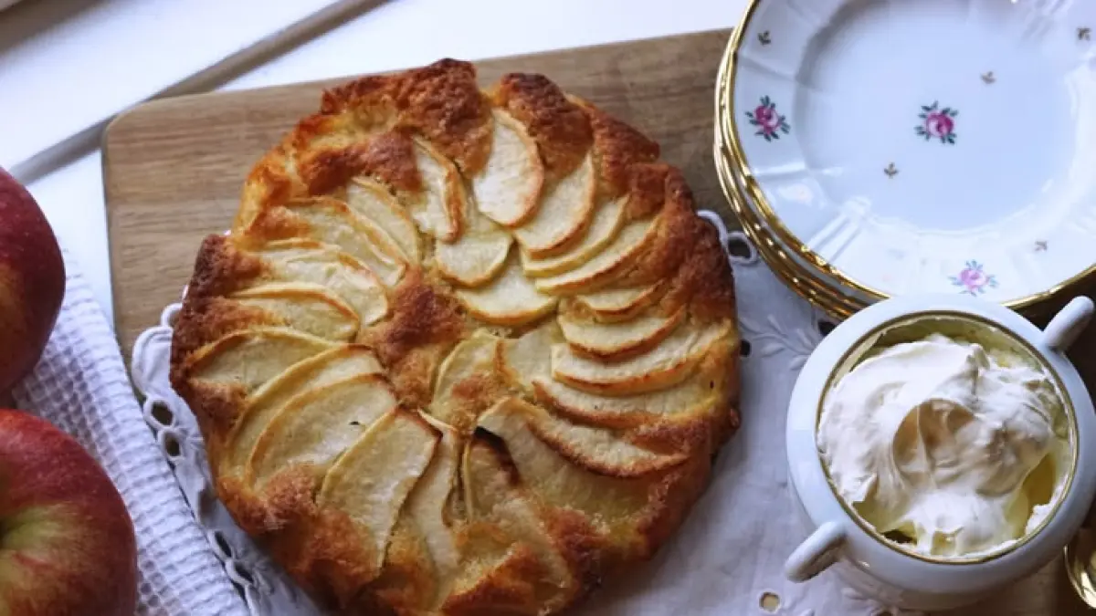 Danish Apple Cake adalah kue apel khas Denmark dengan tekstur lembut dan topping apel kayu manis.