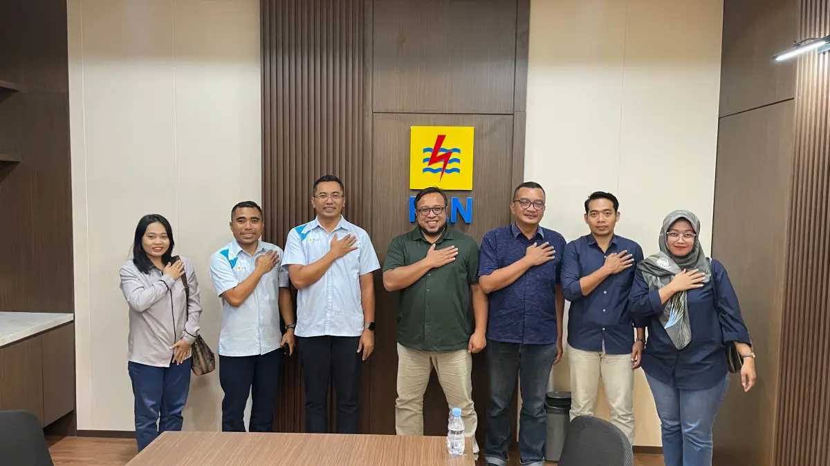 Direktur Jawa Pos Radar Madiun Ockta Prana beserta jajaran manajemen dengan Manager PLN UP3 Madiun Purwanto. (OKTA VOTE/RADAR MADIUN)