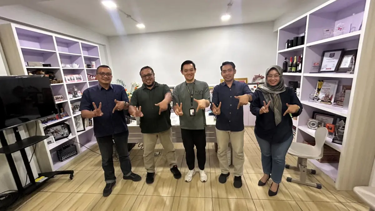 Direktur Jawa Pos Radar Madiun Ockta Prana (dua dari kiri) bersama CEO Maju Hardware Amin Cahyadi (tiga dari kanan) di sela pertemuan kedua belah pihak, Selasa (4/8). (TEGAR RUKMANA/RADAR MADIUN)
