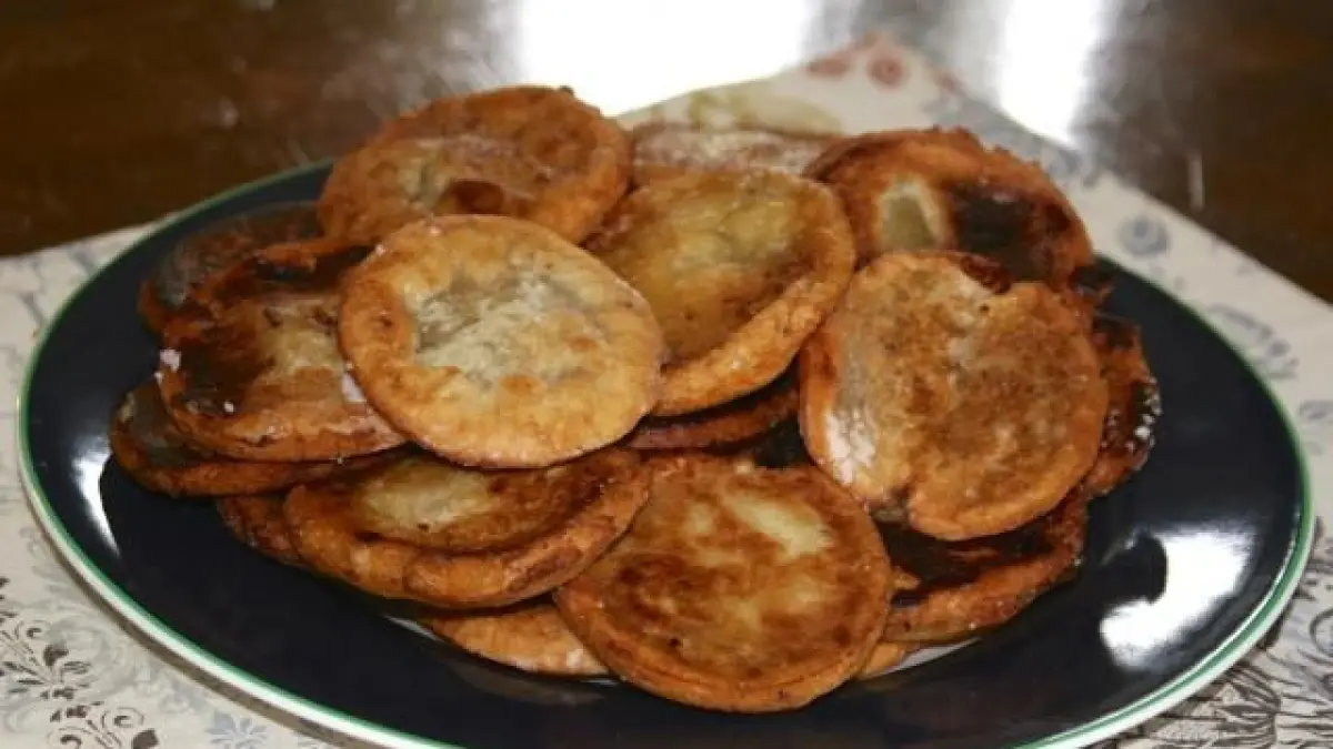 Kabalagala adalah pancake tradisional Uganda berbahan pisang dan tepung singkong tanpa telur maupun susu. 