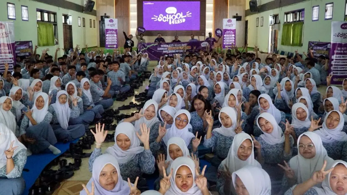 MERIAH: Ratusan siswa SMAN 2 Ponorogo mengikuti AXIS School Fest 2026 dan mendapat pembekalan skill jurnalistik serta public speaking, Selasa (4/8). (OKTA VOTE/RADAR MADIUN)