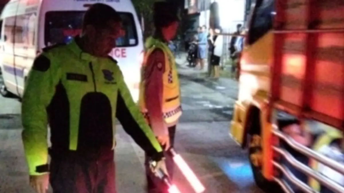 OLAH TKP: Petugas Satlantas Polres Ngawi melakukan olah tempat kejadian perkara di lokasi tabrak lari di Jalan Ngawi–Geneng, Desa Kasreman, yang menewaskan dua pengendara sepeda motor. Foto: Istimewa