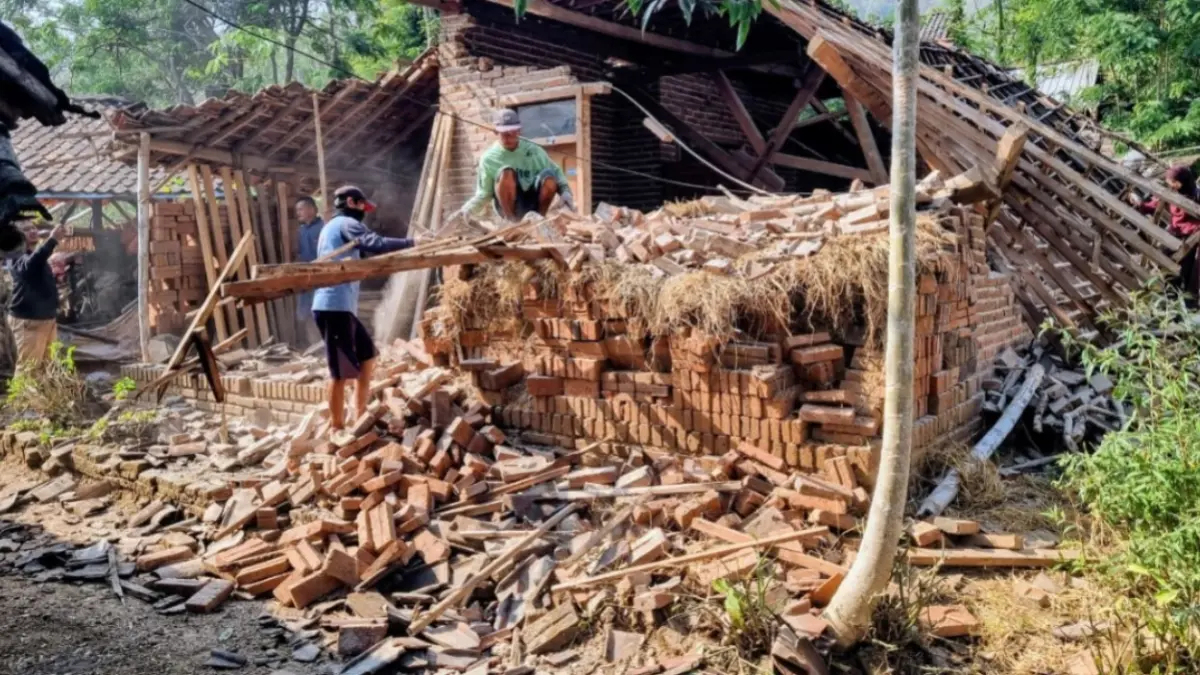 RATA TANAH: Warga bergotong royong membersihkan puing rumah milik Kademi di Desa Nglewan, Kecamatan Sambit, yang roboh mendadak tanpa didahului hujan maupun angin. FOTO: SUGENG DWI N./JAWA POS RADAR PONOROGO