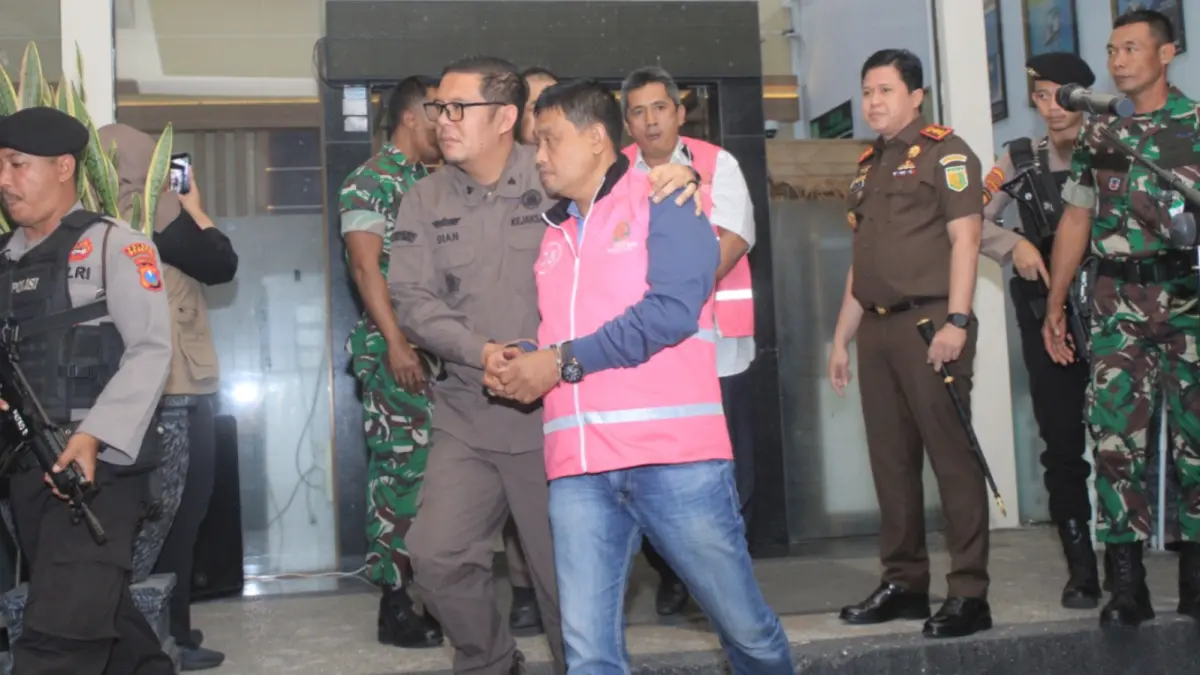 SEGERA DISIDANG: Enam tersangka kasus dugaan korupsi dana Pokok Pikiran (Pokir) DPRD Magetan saat digiring ke rumah tahanan. FOTO: AJI PUTRA/RADAR MAGETAN