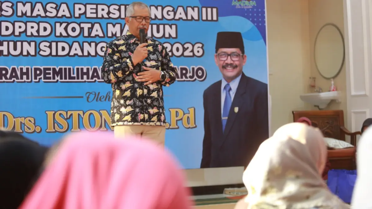 SERAP ASPIRASI: Wakil Ketua DPRD Kota Madiun Istono berdialog dengan warga saat reses. BAGAS BIMANTARA/RADAR MADIUN
