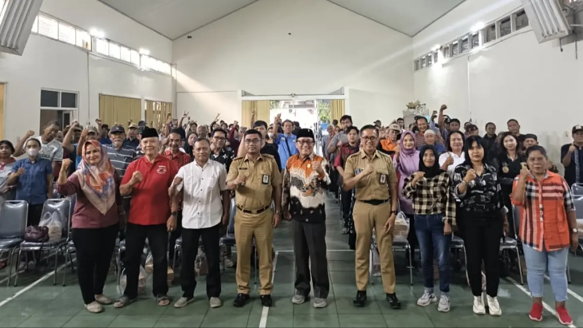 SERAP ASPIRASI: Wakil Ketua DPRD Kota Madiun Sutardi berdialog dengan warga saat reses di Kelurahan Kejuron. 