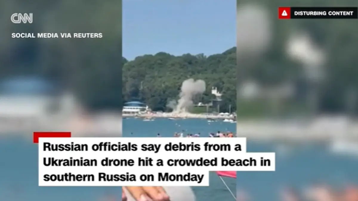 Tangkapan layar video memperlihatkan kepulan asap setelah puing-puing drone Ukraina menghantam pantai yang dipadati pengunjung di Rusia selatan, Senin (4/8/2026). (CNN)