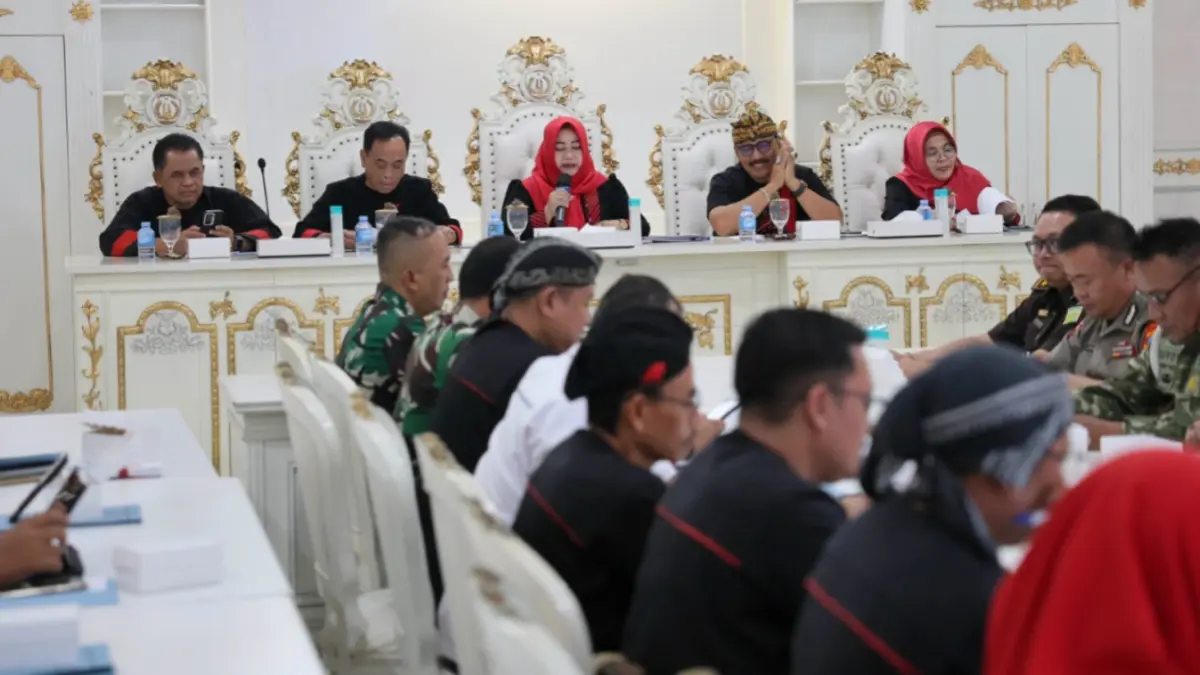 ASN di lingkungan Pemkab Ponorogo mengenakan penadon dan busana khas daerah saat bekerja dalam rangka memperingati Hari Jadi ke-530 Ponorogo. Foto: Sugeng Dwi N./Jawa Pos Radar Ponorogo