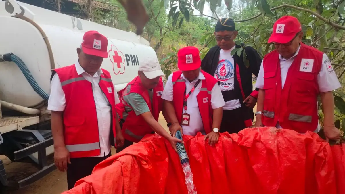 BPBD dan PMI Ponorogo menyalurkan bantuan air bersih bagi 153 warga Dusun Bungur, Desa Munggu, Kecamatan Bungkal, yang terdampak kekeringan. Foto: PMI untuk Jawa Pos Radar Ponorogo