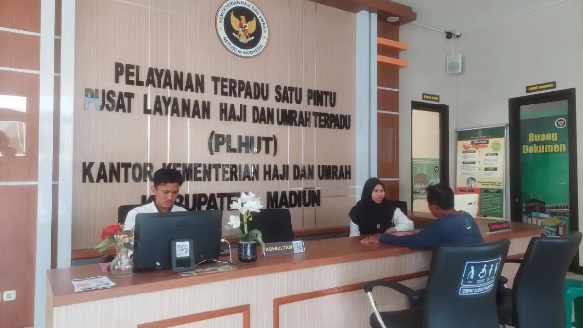 Calon jemaah haji Kabupaten Madiun mulai mengurus administrasi untuk persiapan keberangkatan haji 2027. Foto: Dian Rahayu/Radar Caruban