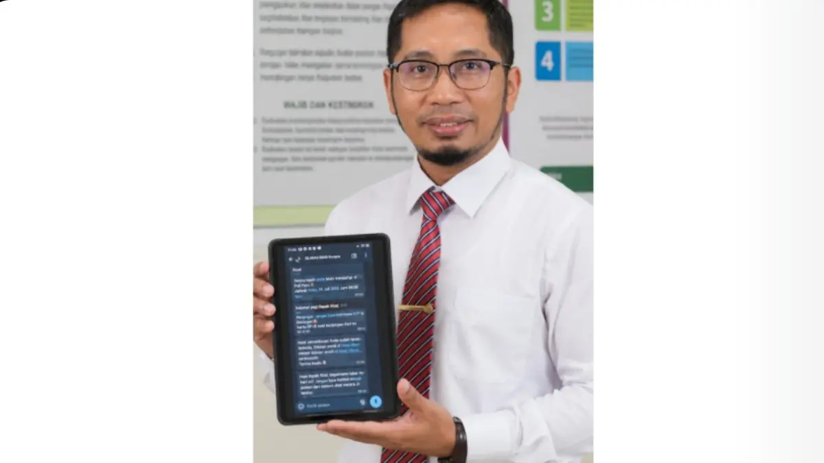 DIGITALISASI: Direktur RSUD Dungus dr. Heru Susilo saat menunjukkan inovasi SI LARAS.