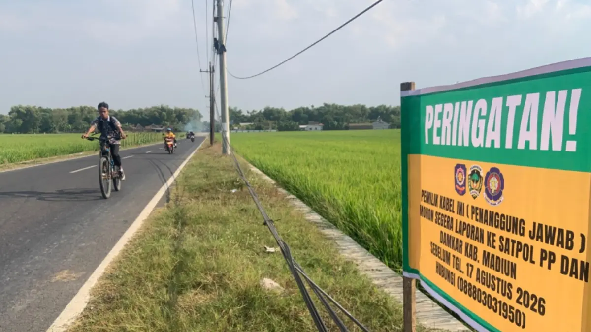 Kabel telekomunikasi yang terpasang semrawut di sejumlah titik di Kabupaten Madiun menjadi perhatian. Pemkab menunggu pengesahan perda sebagai dasar penataan. Foto: Dok/Radar Caruban